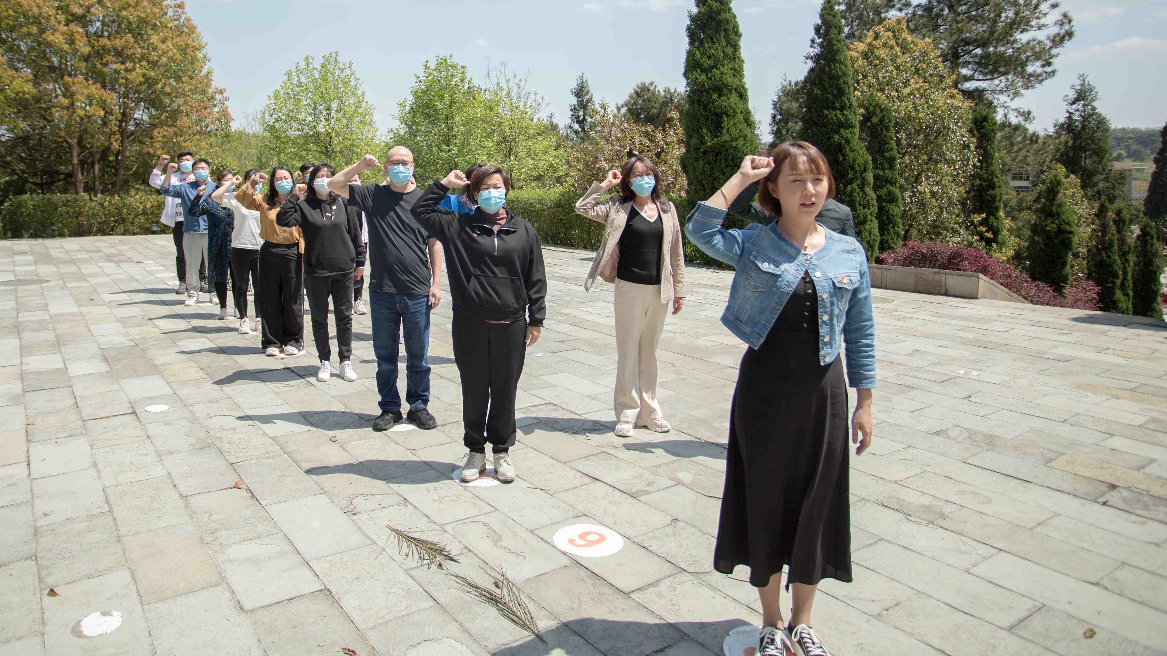 贵州省地质环境监测院机关党支部开展清明节祭扫烈士墓活动 (5).jpg
