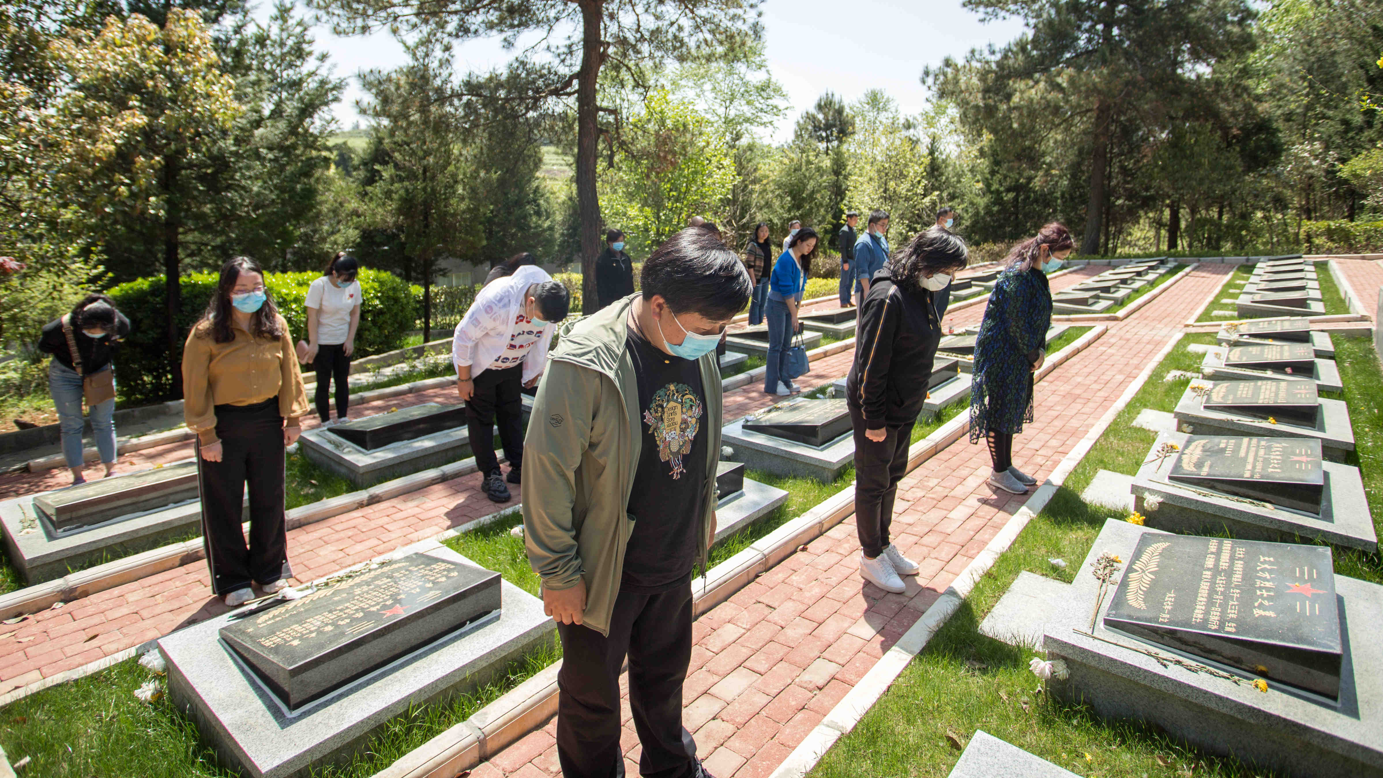 贵州省地质环境监测院机关党支部开展清明节祭扫烈士墓活动 (6).jpg