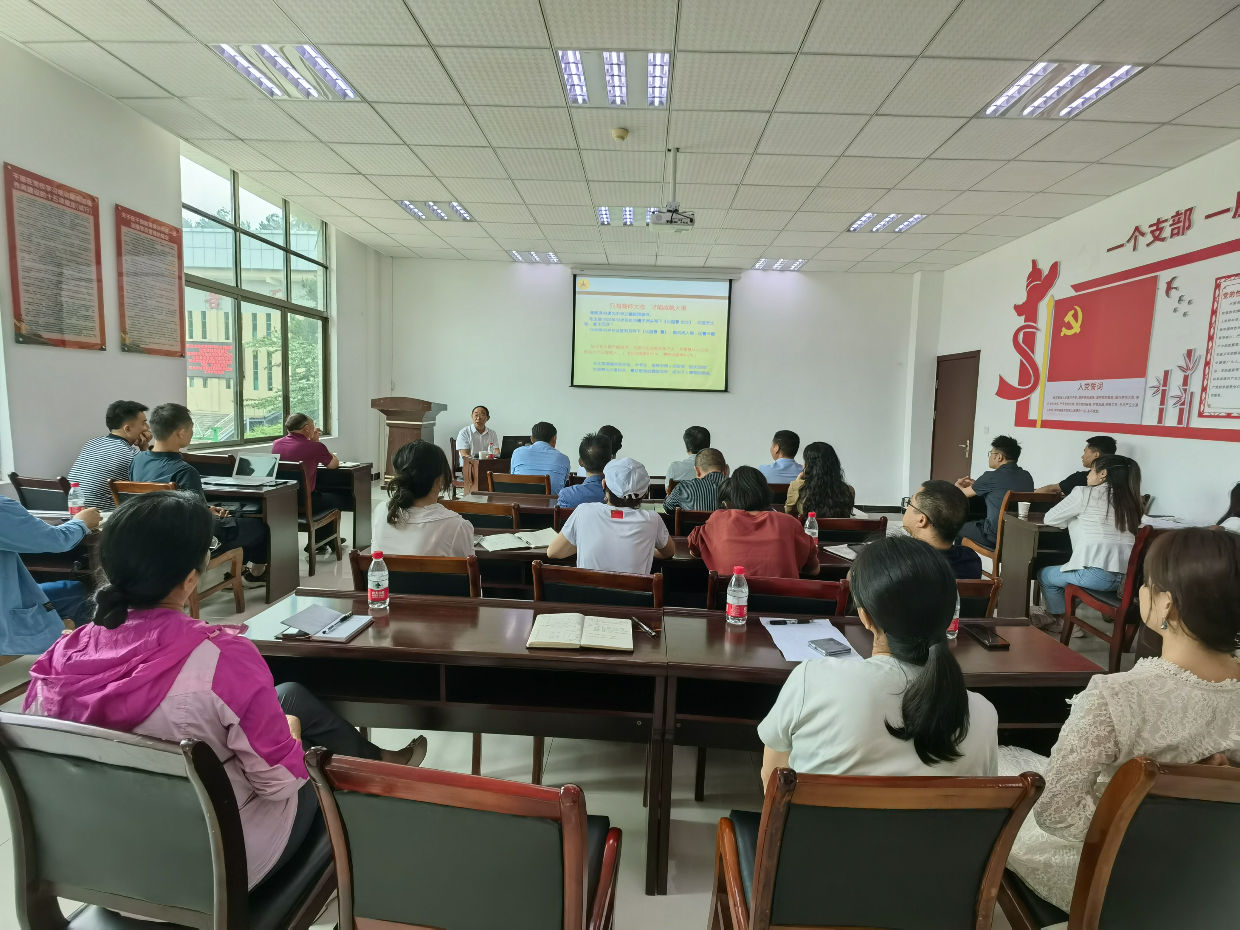 6月19日,贵州地质文联主席何毓敏为青年文学爱好者作文学创作培训.jpg