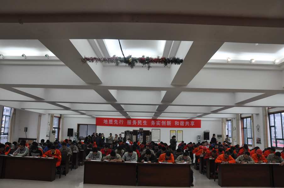 局地质工种劳动技能竞赛理论考试进行中2——102队陆顺.JPG 局地质工种劳动技能竞赛理论考试进行中2——102队陆顺.JPG