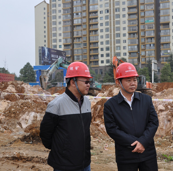 10月13日,局长付贵林、副局长韩平、副巡视员袁星箭一行,视察局基础公司超亿元的花溪亨特翰林云涧溪山项目土石方工程,充分肯定了该公司产业拓展后企业综合实力的大幅提升。(吴嘉) (2).jpg 10月13日,局长付贵林、副局长韩平、副巡视员袁星箭一行,视察局基础公司超亿元的花溪亨特翰林云涧溪山项目土石方工程,充分肯定了该公司产业拓展后企业综合实力的大幅提升。(吴嘉) (2).jpg