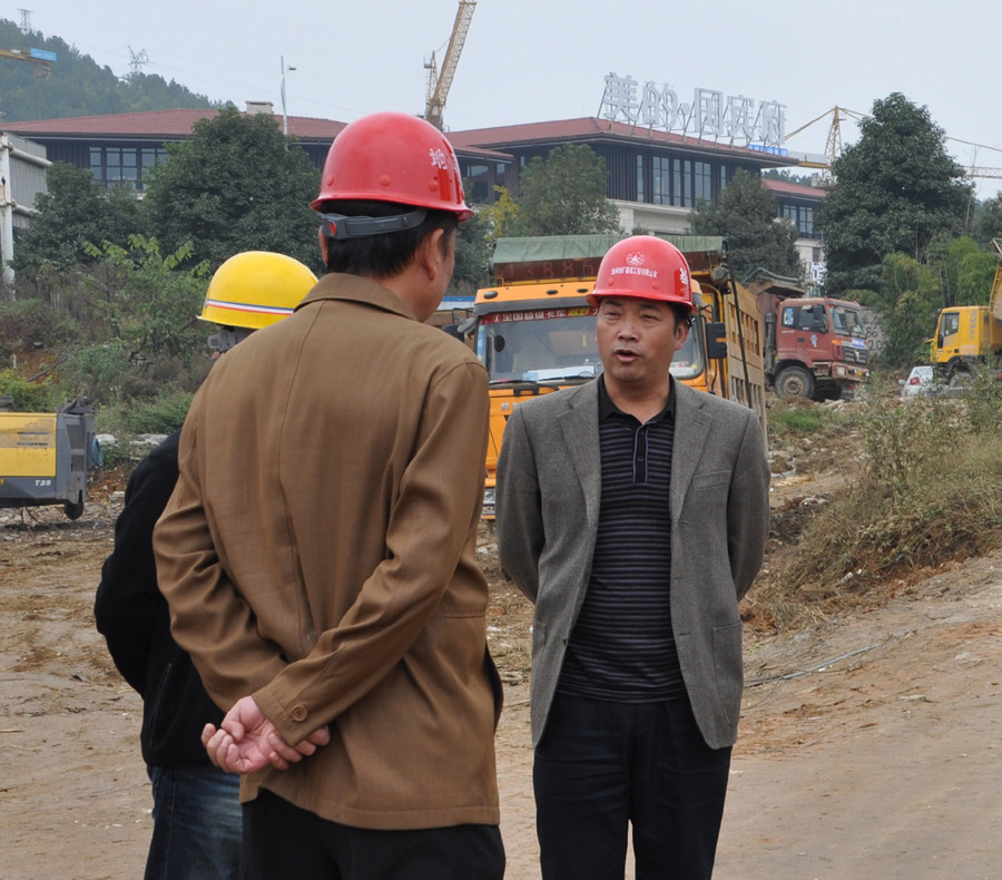 10月13日,局长付贵林、副局长韩平、副巡视员袁星箭一行,视察局基础公司超亿元的花溪亨特翰林云涧溪山项目土石方工程,充分肯定了该公司产业拓展后企业综合实力的大幅提升。(吴嘉) (1).jpg 10月13日,局长付贵林、副局长韩平、副巡视员袁星箭一行,视察局基础公司超亿元的花溪亨特翰林云涧溪山项目土石方工程,充分肯定了该公司产业拓展后企业综合实力的大幅提升。(吴嘉) (1).jpg