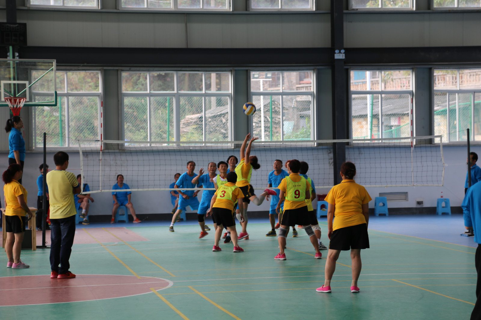 10月25日，全局离退休职工第四届气排球决赛在104队职工文体活动中心举行，最终104队获得金奖，新添寨联队获得银奖，106队、113队、探矿厂代表队获得铜奖。杨颜忠    摄 (3).JPG