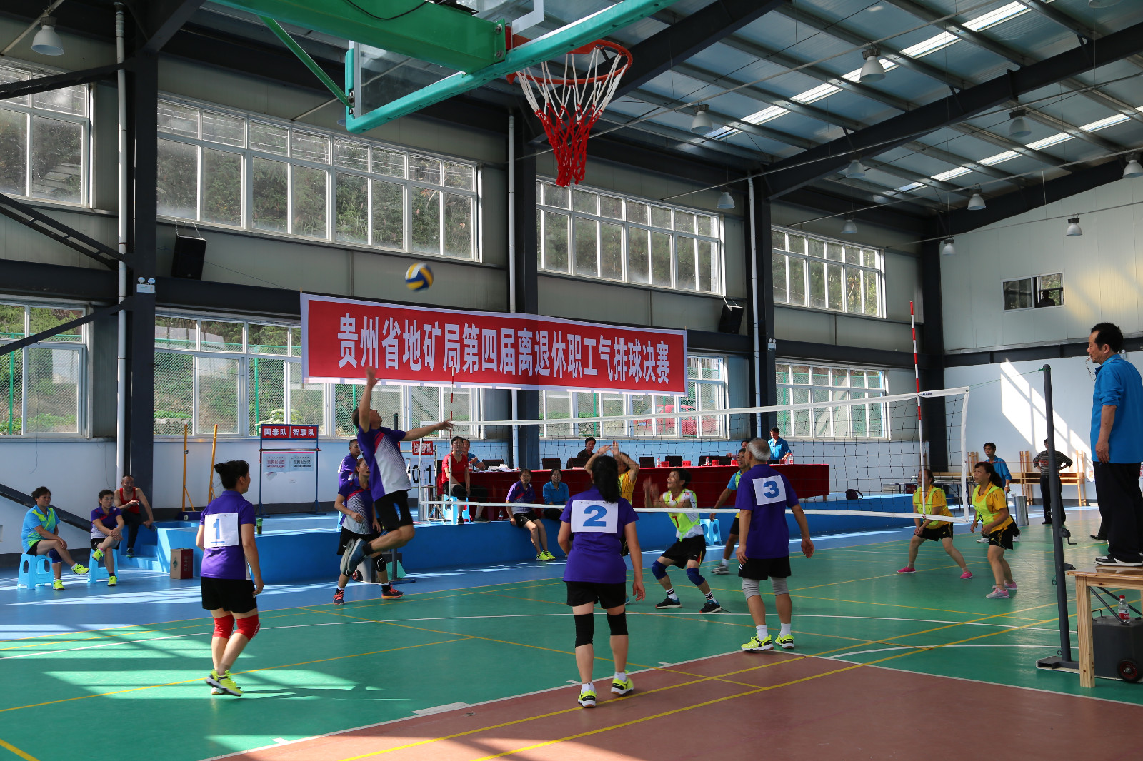 10月25日，全局离退休职工第四届气排球决赛在104队职工文体活动中心举行，最终104队获得金奖，新添寨联队获得银奖，106队、113队、探矿厂代表队获得铜奖。杨颜忠    摄 (1).JPG