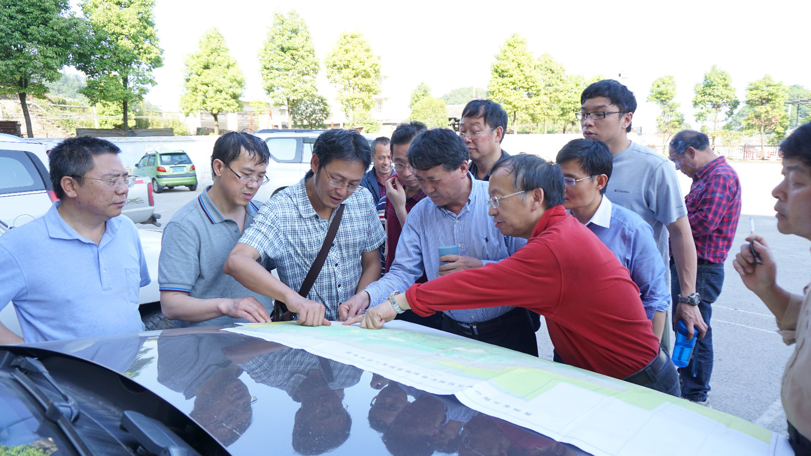 1.局总工程师周琦现场指导分析.JPG