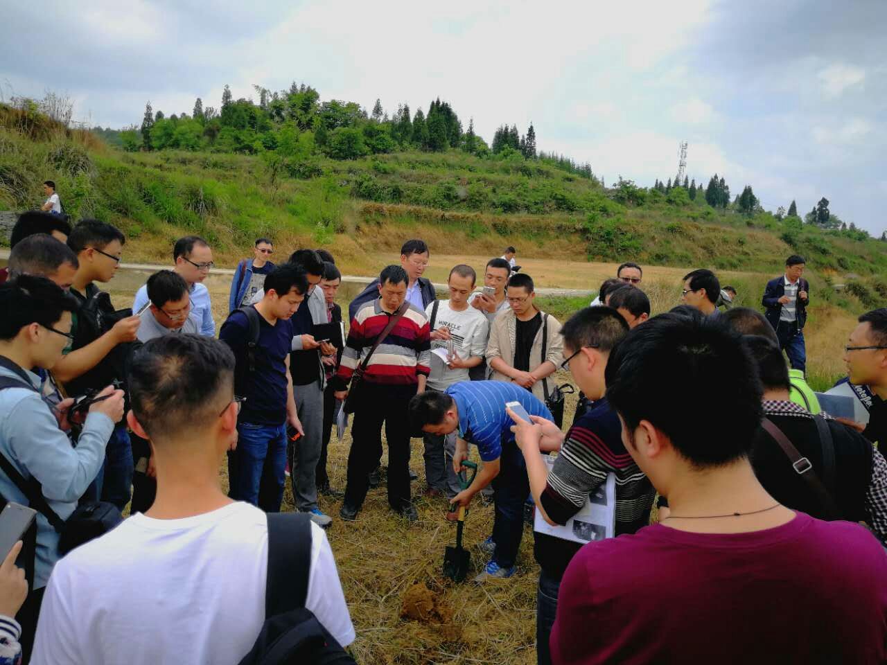 地调院孟伟高级工程师野外实地示范并讲解土壤样品的采集方法及注意事项.jpg
