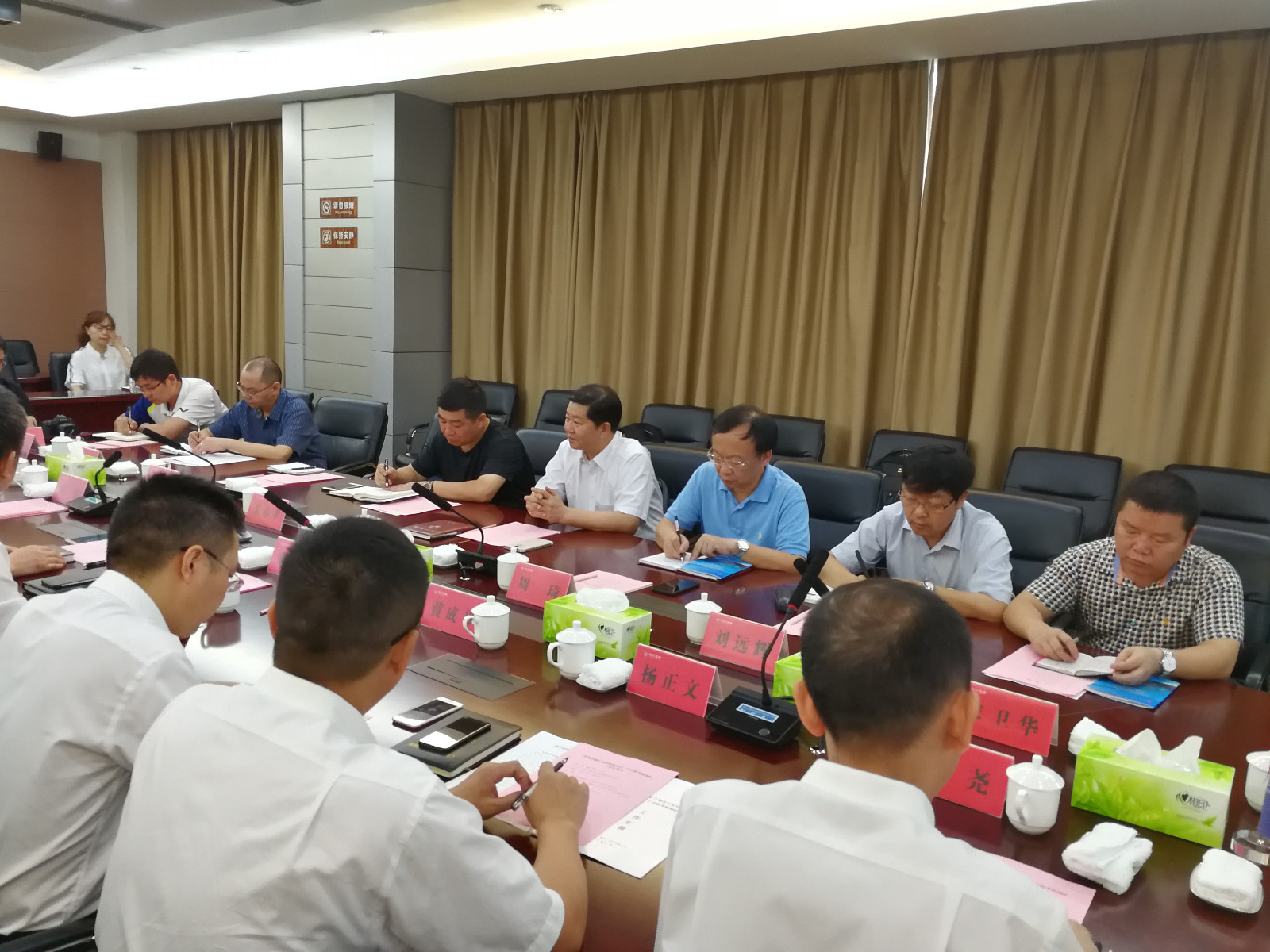局长、党委书记付贵林一行考察乌江实业洽谈合作.jpg