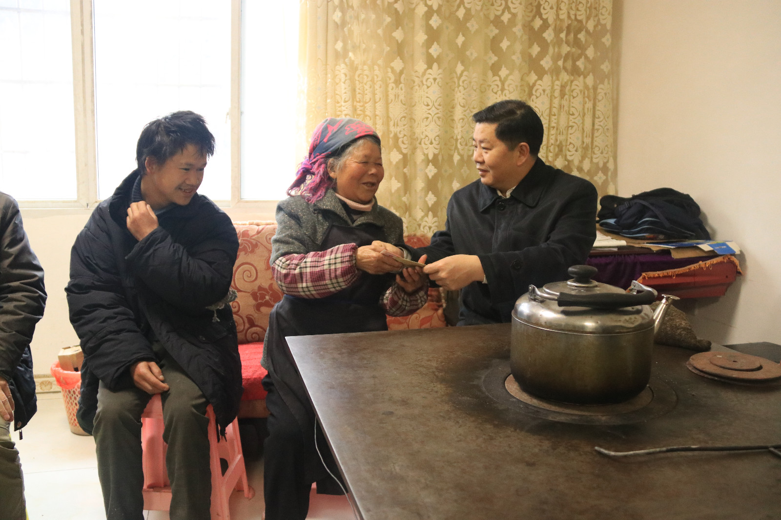 付贵林局长带队到六盘水钟山区高炉村慰问贫困户1（吴胜金摄）.JPG