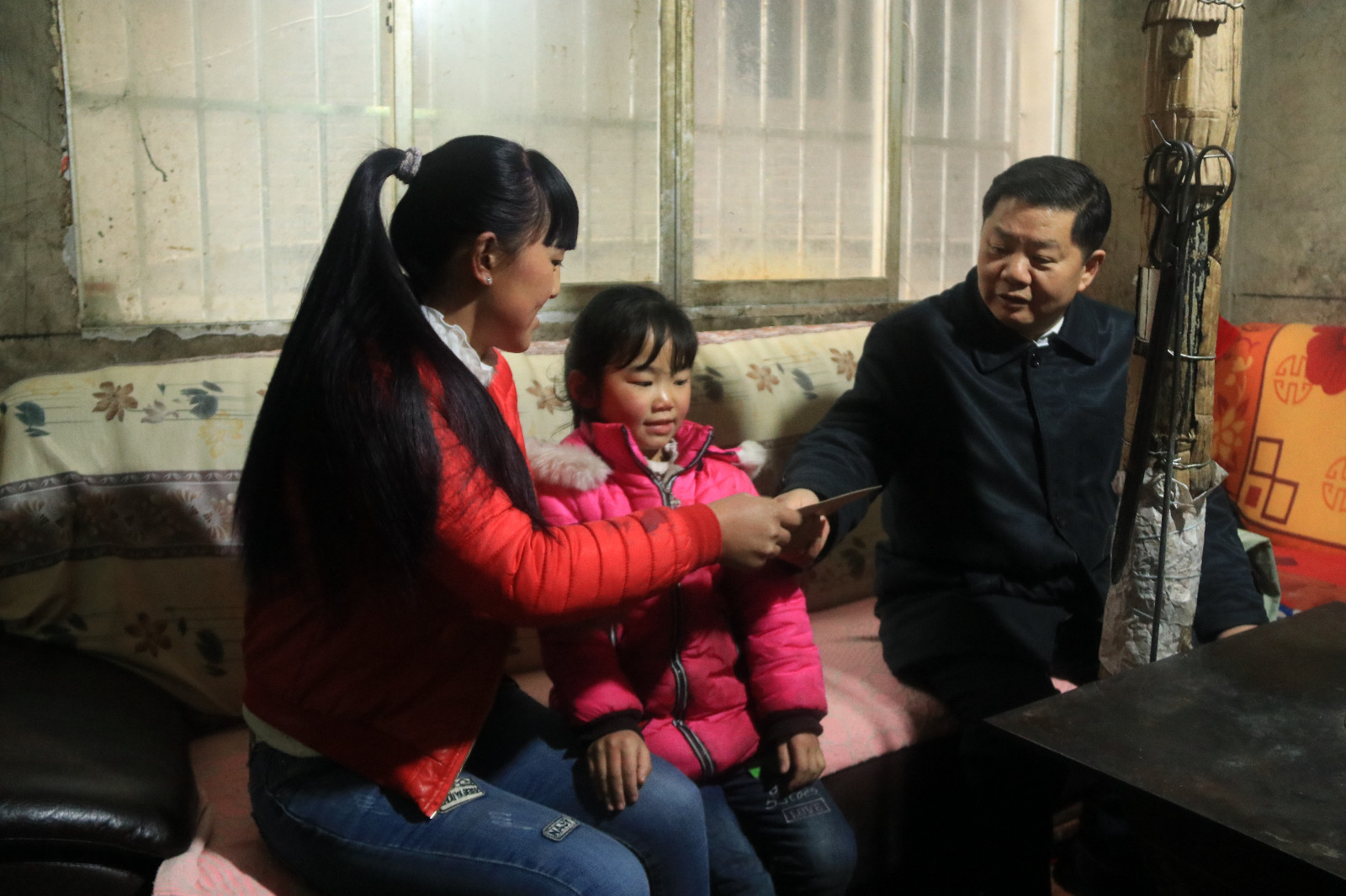 付贵林局长带队到六盘水钟山区高炉村慰问贫困户3(吴胜金摄).JPG