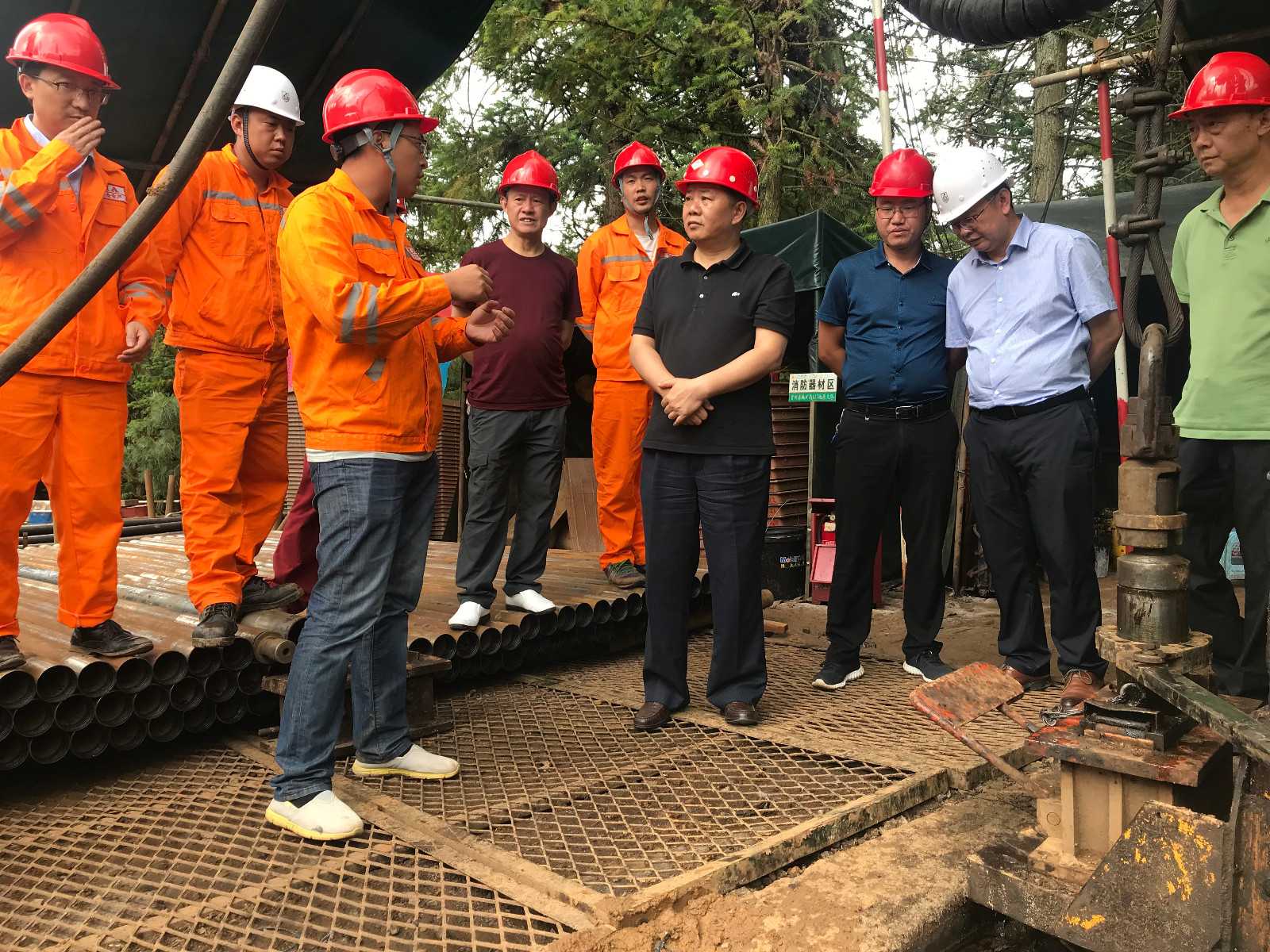 2018年8月6日,付局长至117队盘州煤层气项目检查工作。117队熊开颖摄2 2018年8月6日,付局长至117队盘州煤层气项目检查工作。117队熊开颖摄2