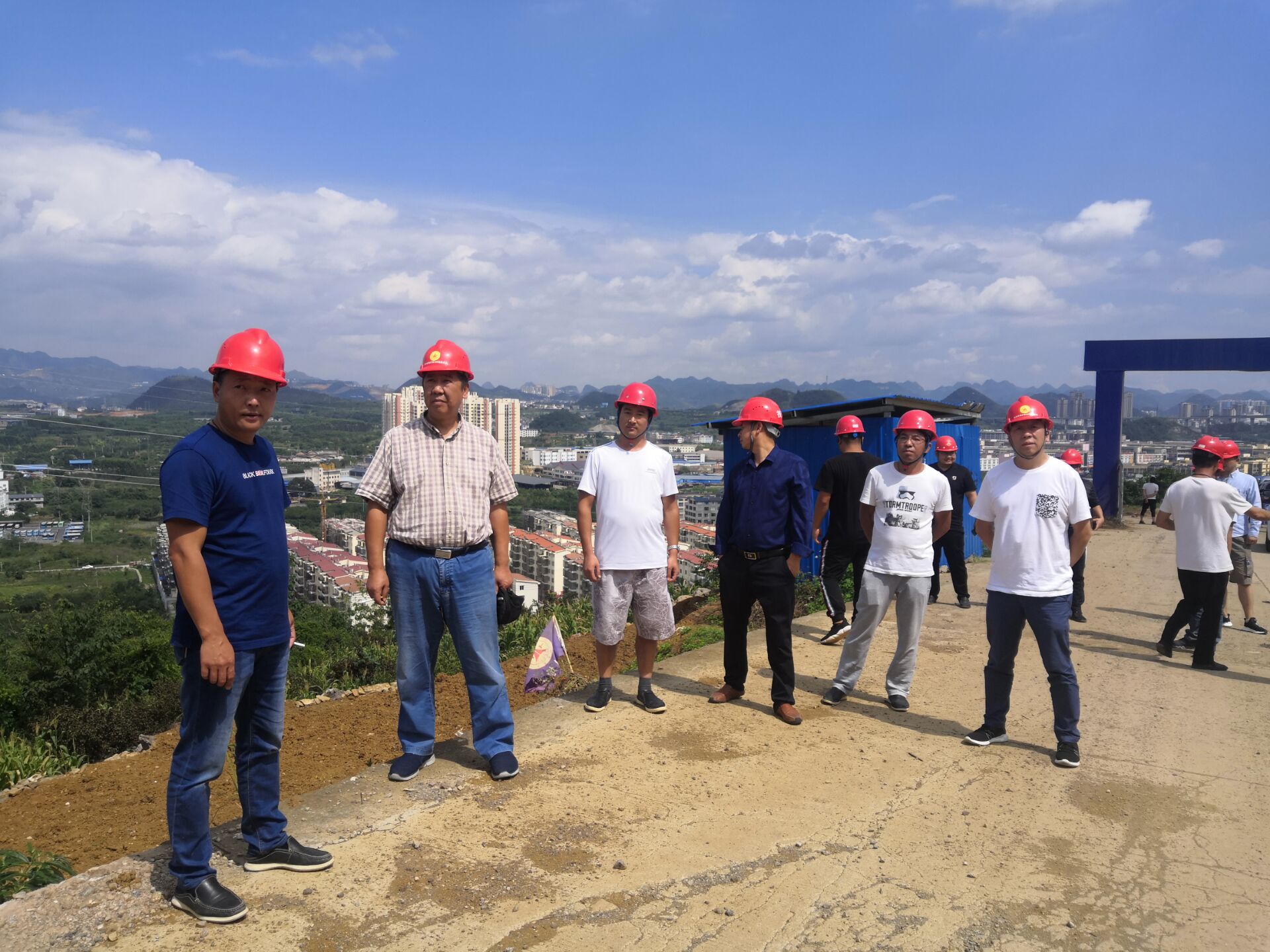 图为 贵州地矿109地质队承担的兴义马岭龙井大滑坡治理项目正式启动——黄启霖.jpg 图为 贵州地矿109地质队承担的兴义马岭龙井大滑坡治理项目正式启动——黄启霖.jpg