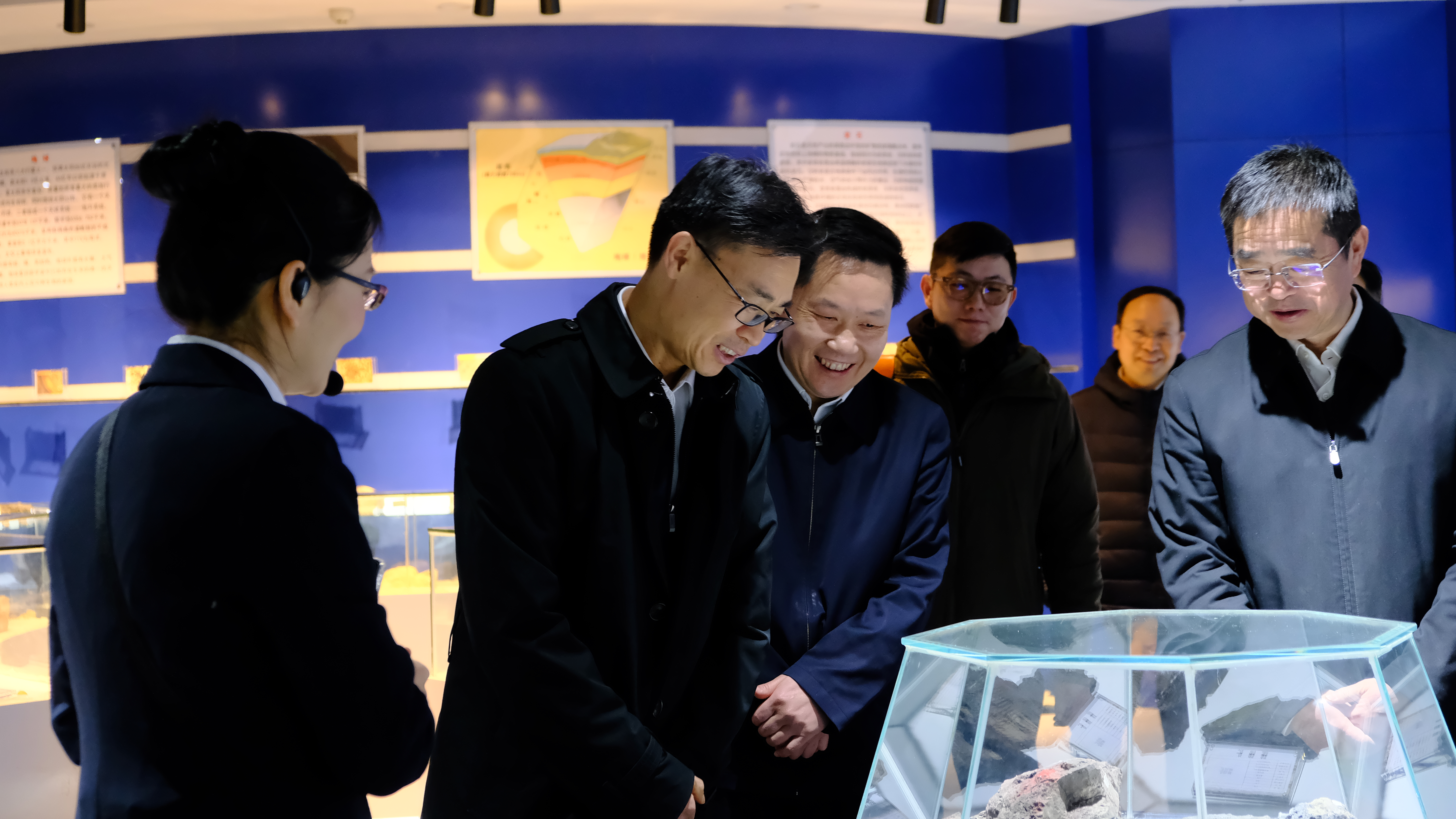 郭成林副省长(左二)在省地质局展示中心调研,省自然资源厅党委书记、厅长周宏文(右一)一同参与调研。.jpg
