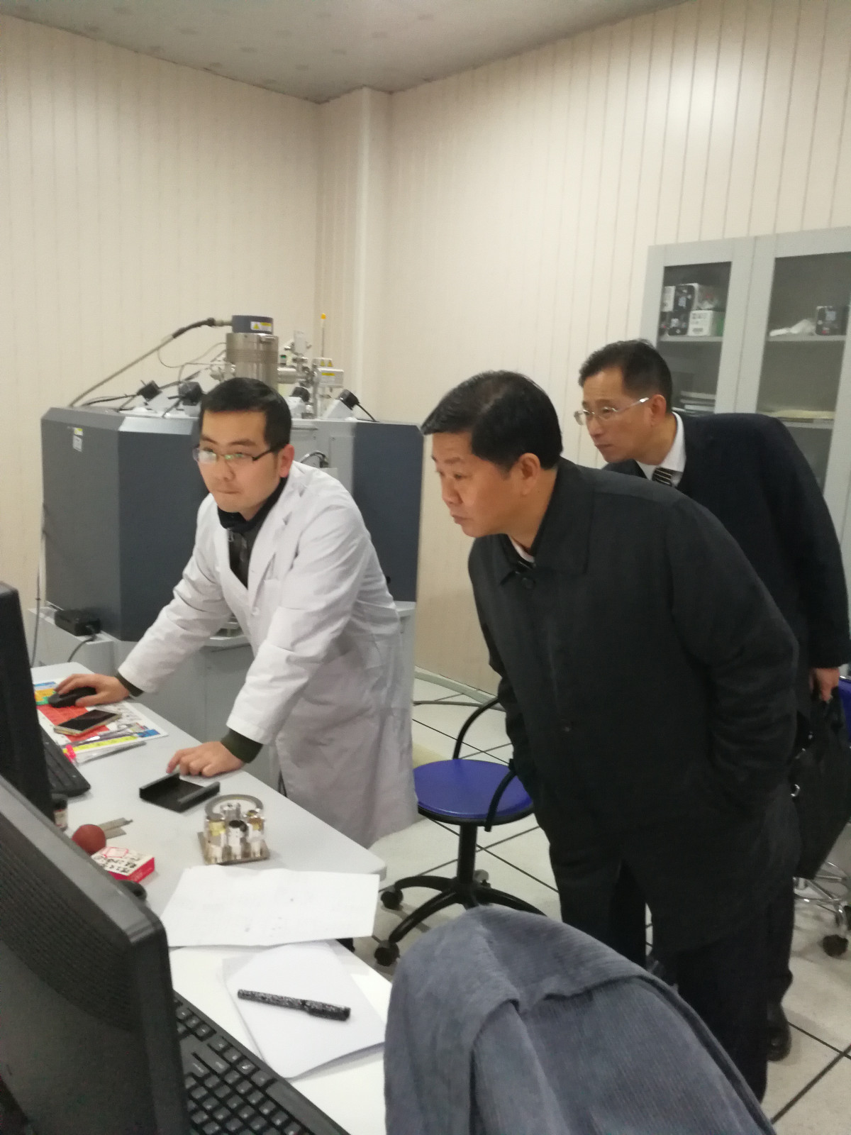 局长、党委书记付贵林参观中国地质科学院矿产综合利用研究所实验室.jpg