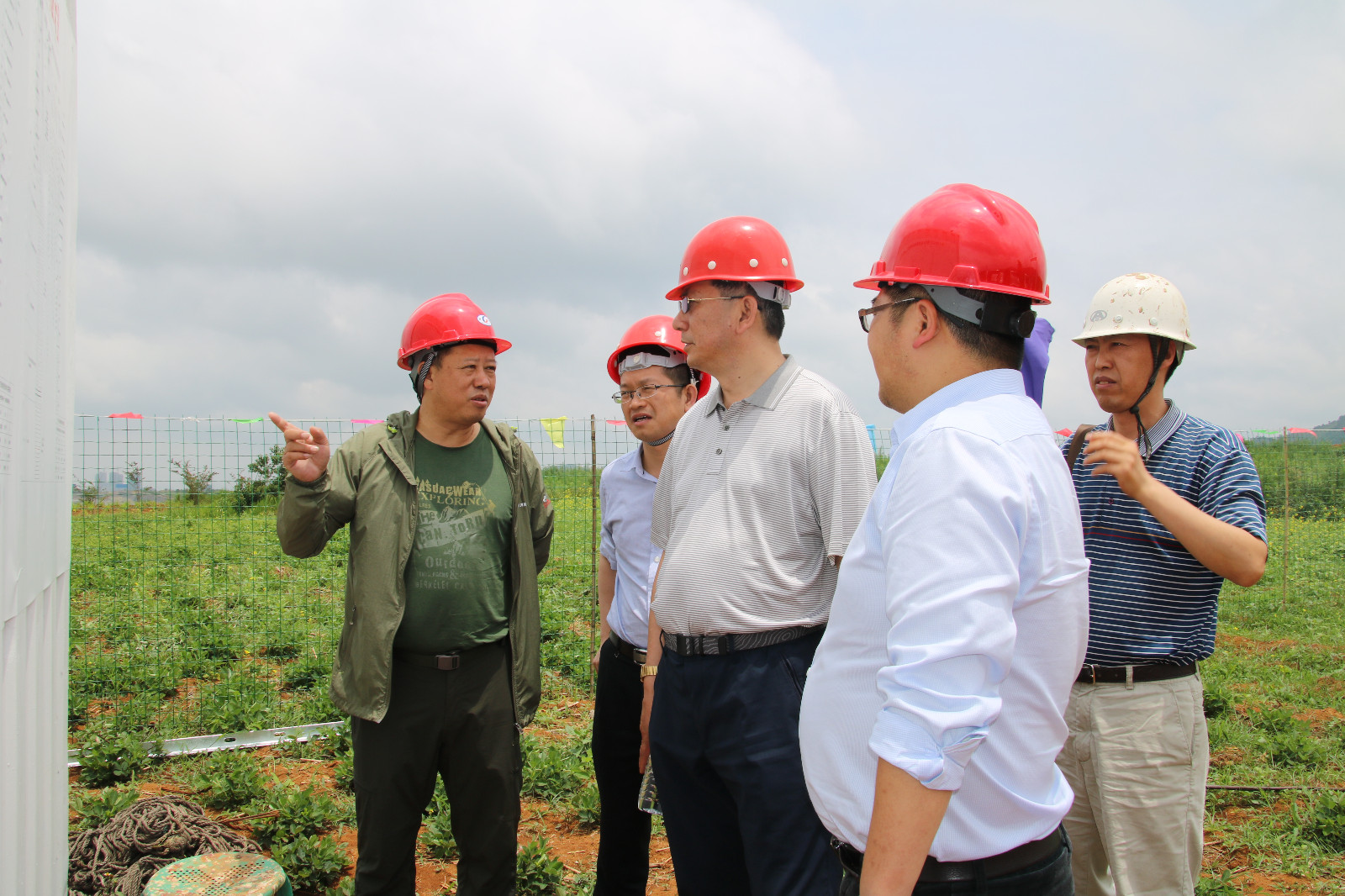 陈斌副书记在义龙新区地热施工现场指导工作1--黄启霖