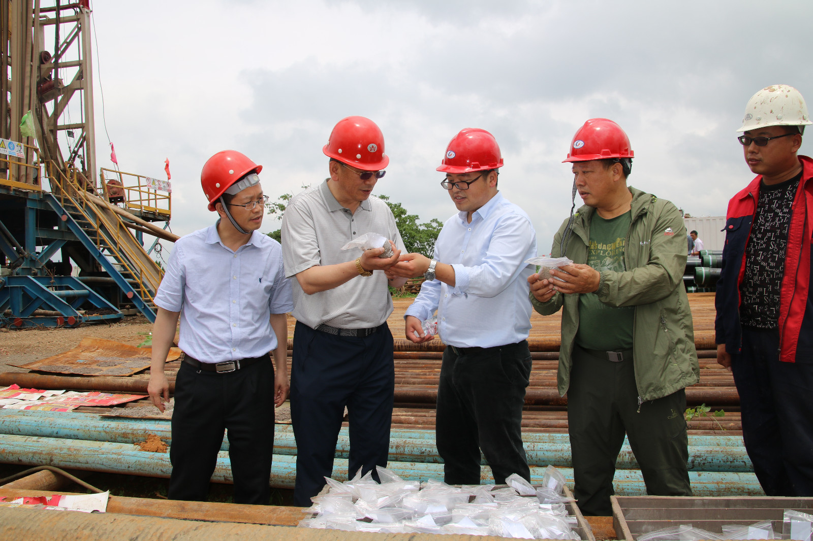 陈斌副书记在义龙新区地热施工现场指导工作2--黄启霖