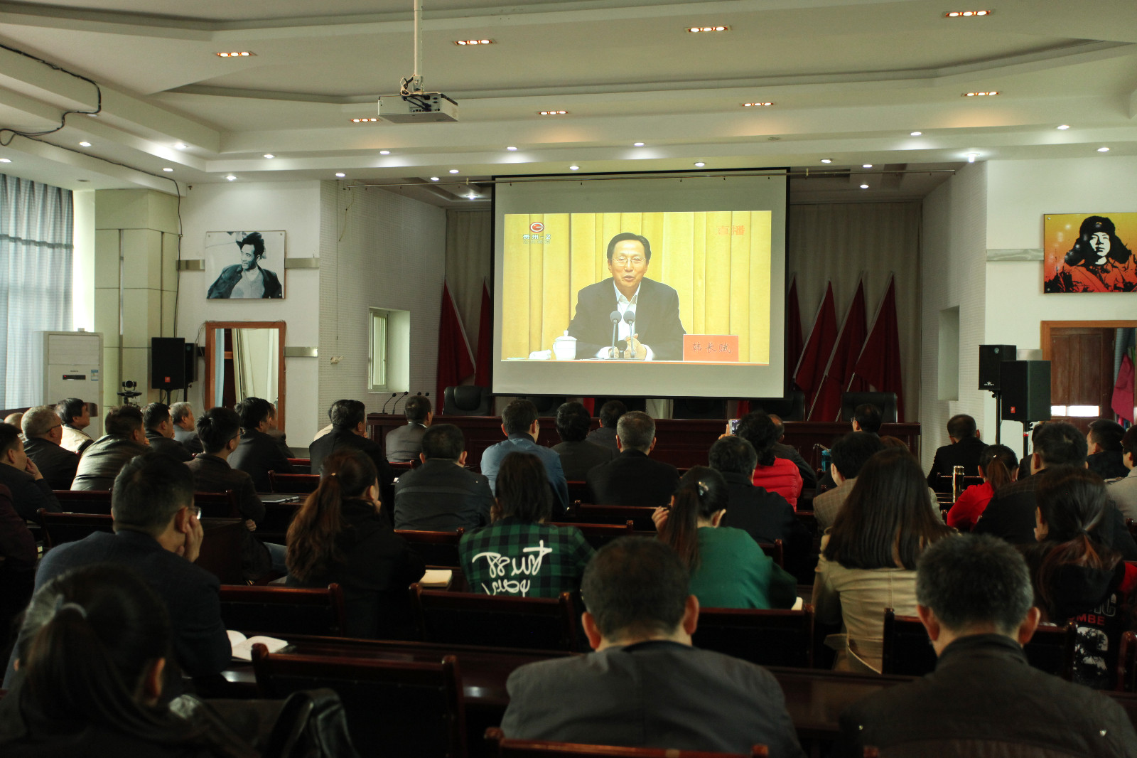 11月6日，副局长朱春孝一行与106队职工一道收看，中央宣讲团在贵州党的十九大精神报告会电视直播。程昌静