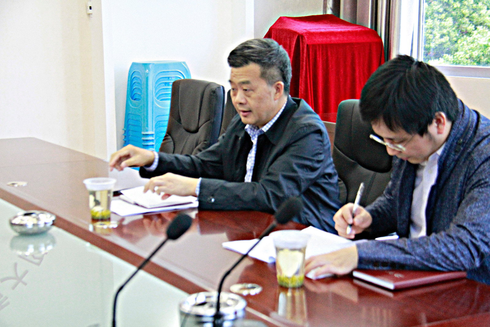 4月24日，局巡视员李在文（左）在117队调研