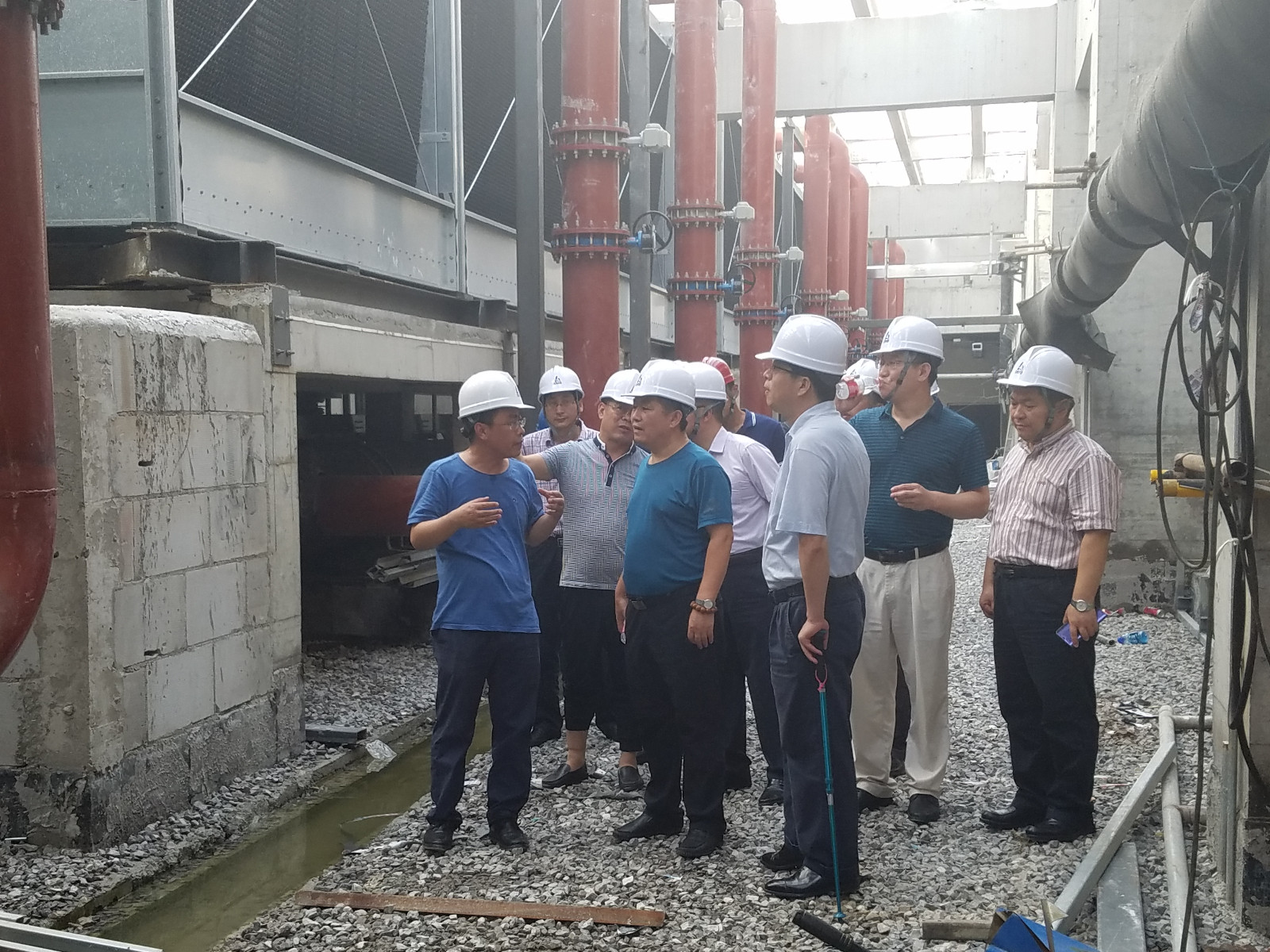 考察在建浅层地温能项目现场