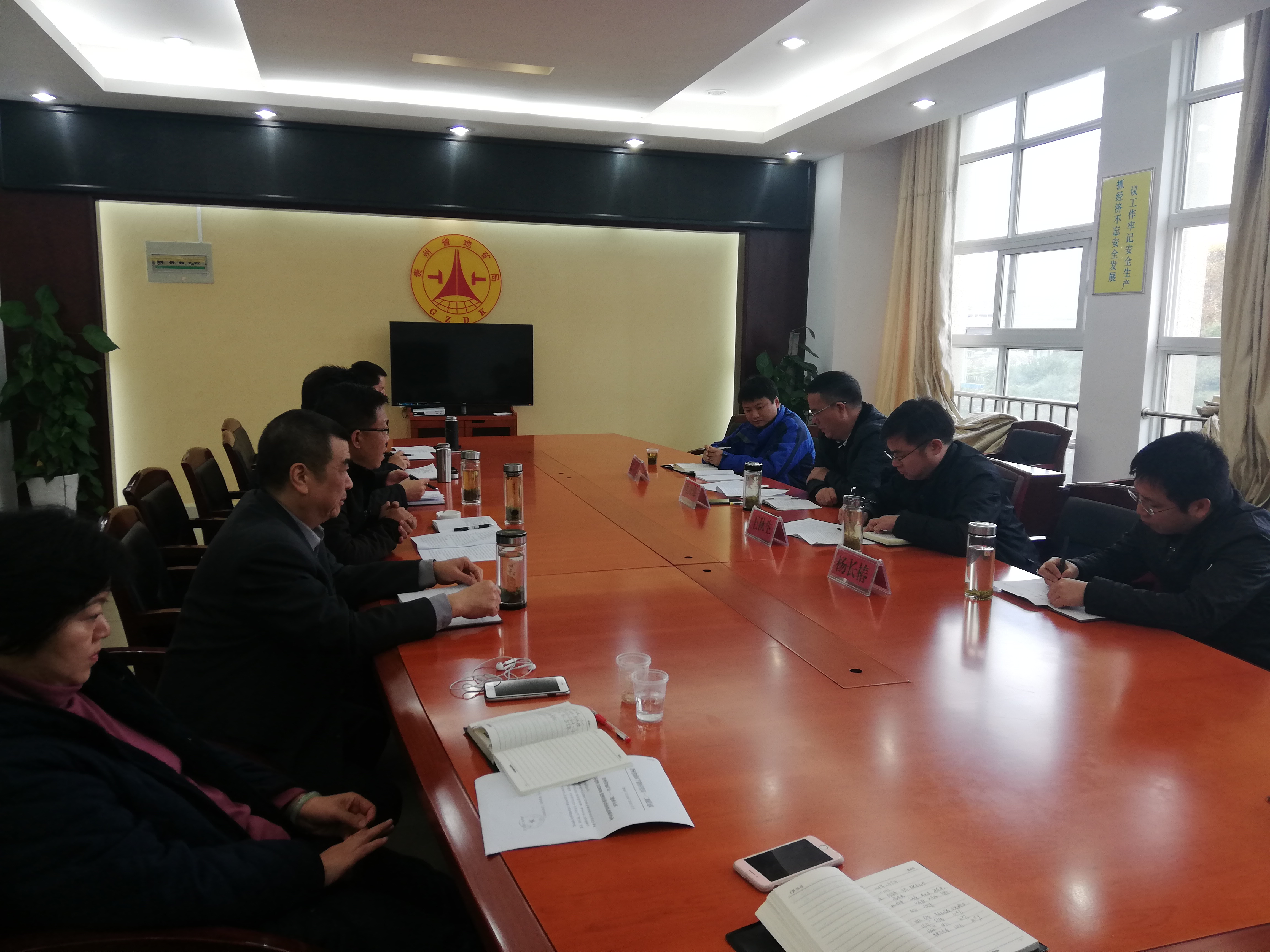 图为周万强副局长听取工作汇报