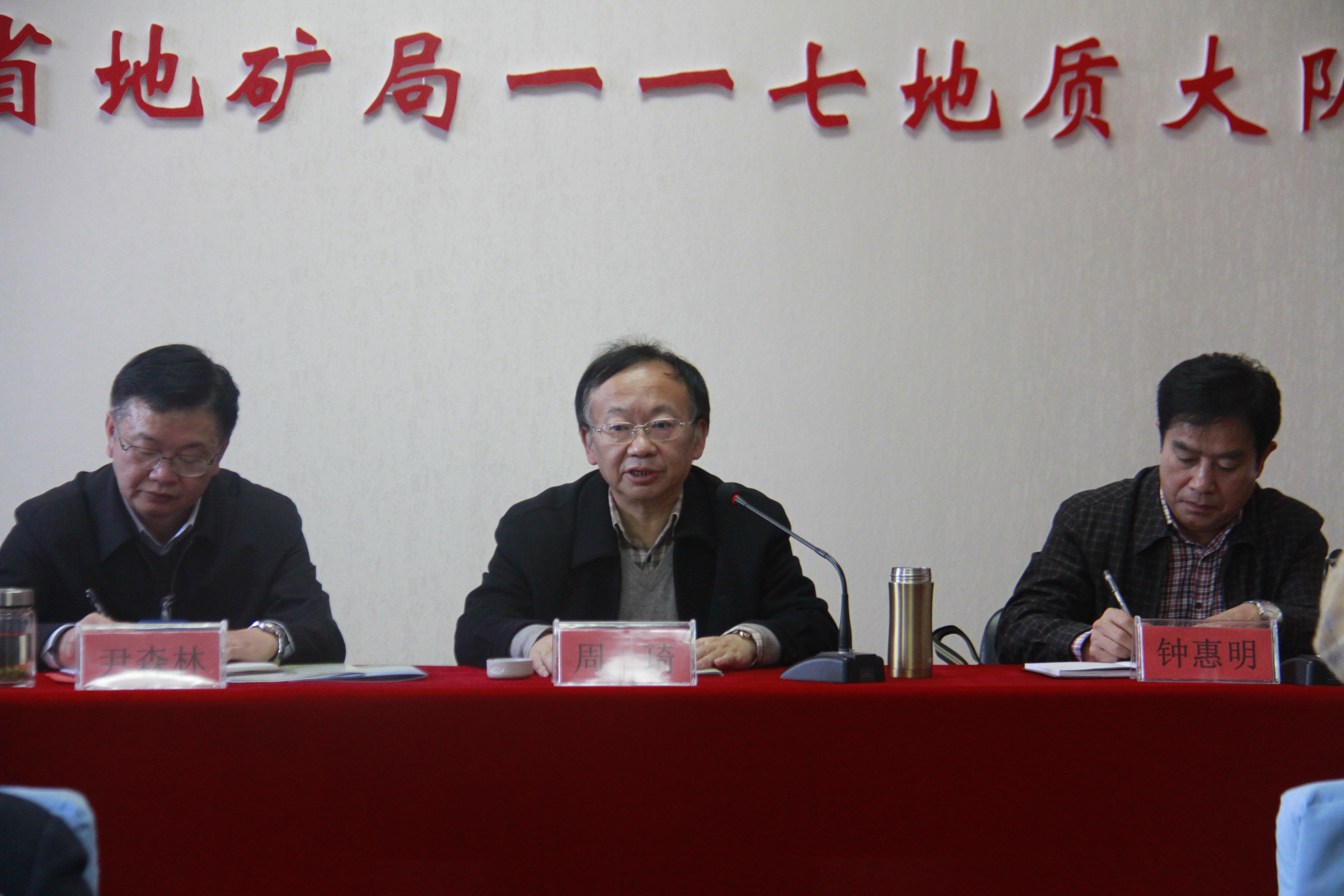 11月26日，局总工程师周琦（中）出席资料展评开幕式并宣布竞赛开始。（117队