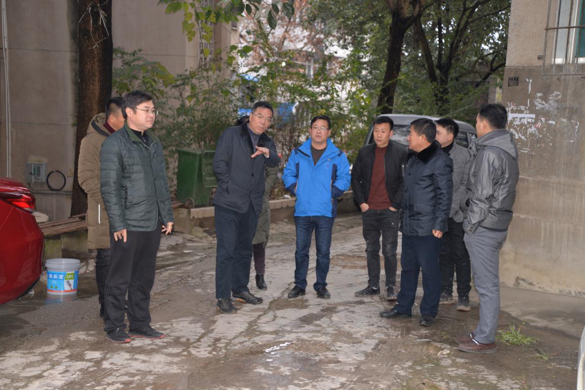 周万强副局长在队部基地职工家属区“三供一业”维修改造现场指导工作