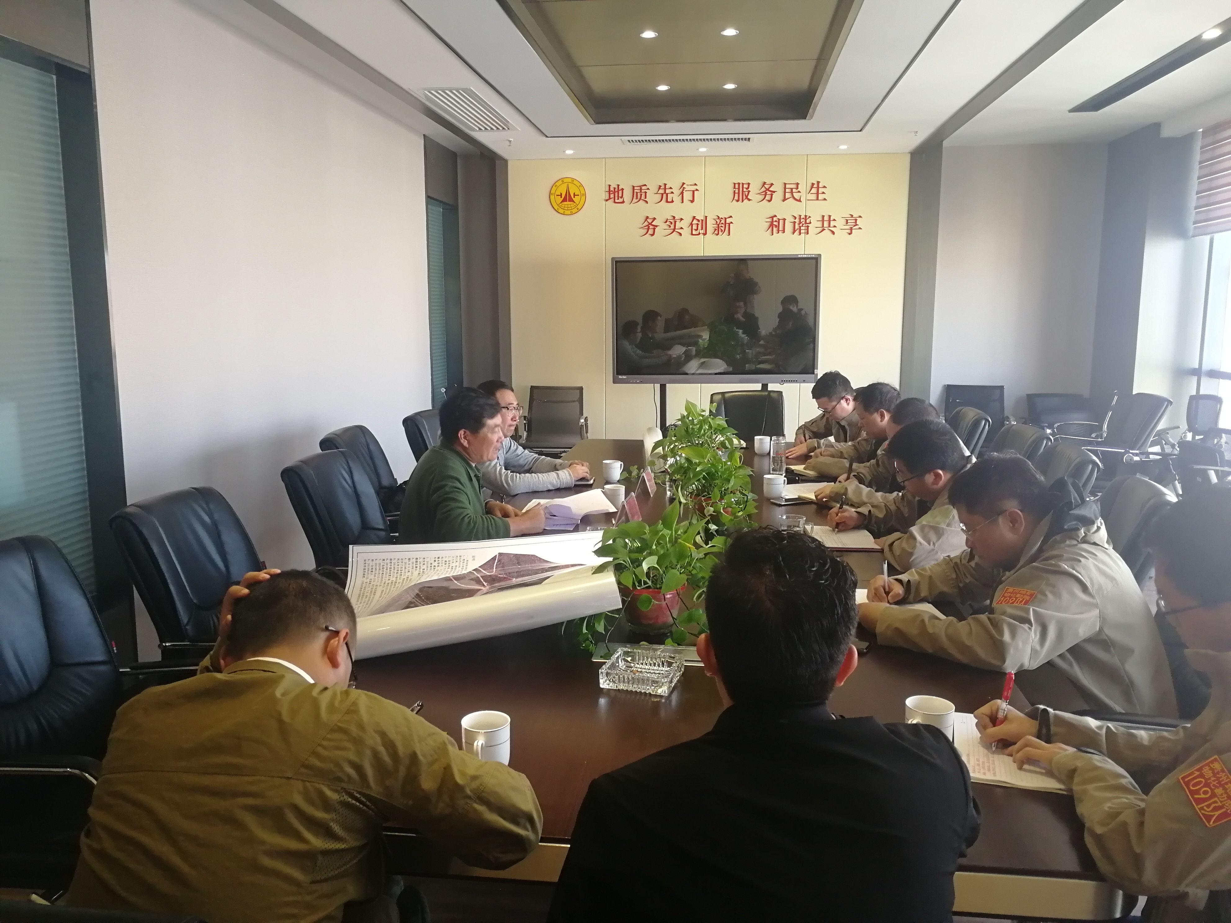 副局长朱春孝率队赴109地质队正在实施的兴义市马岭9组滑坡应急治理项目开展督导工作1