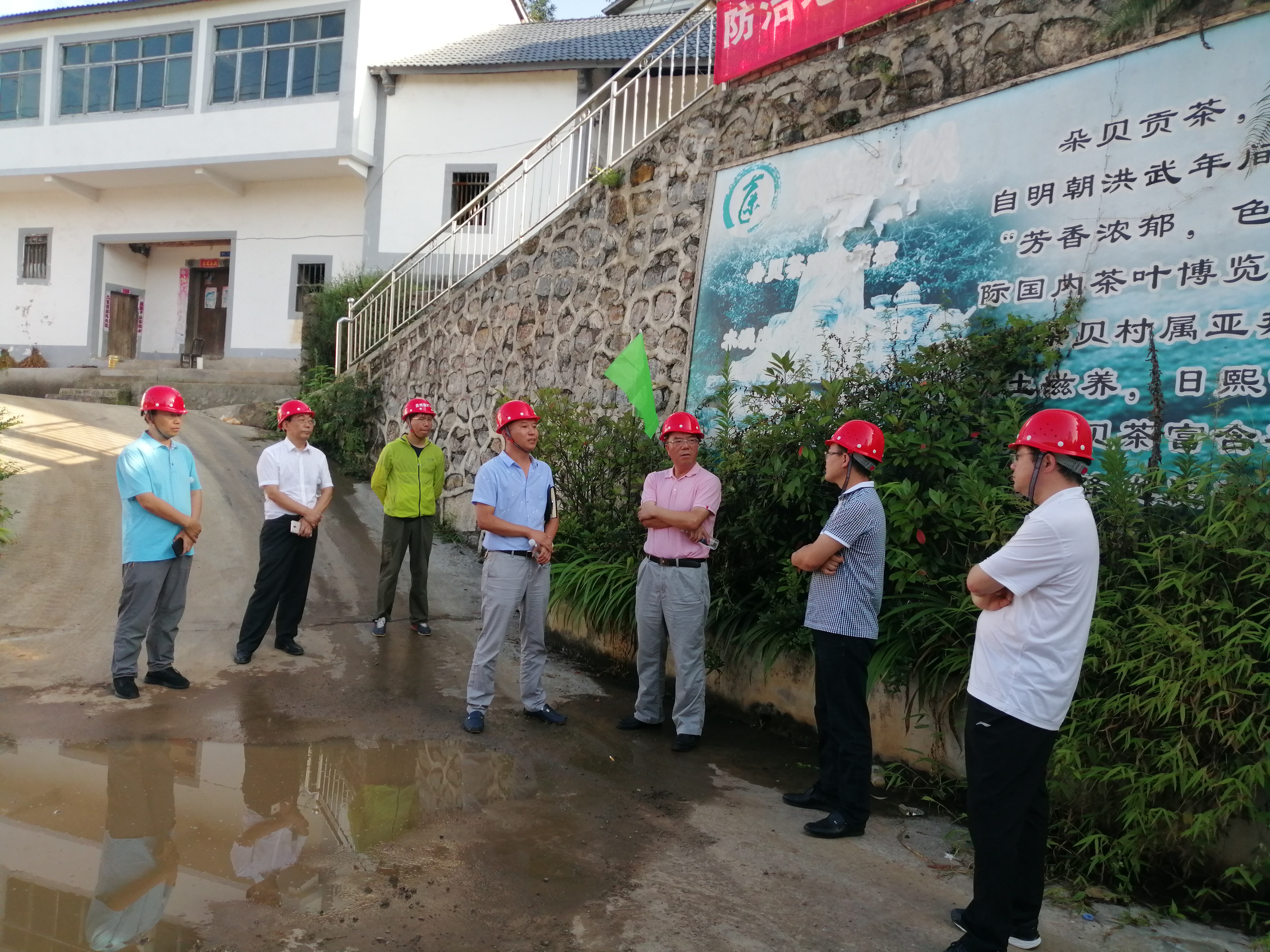 督导组在普定县化处镇地质灾害治理现场指导工作