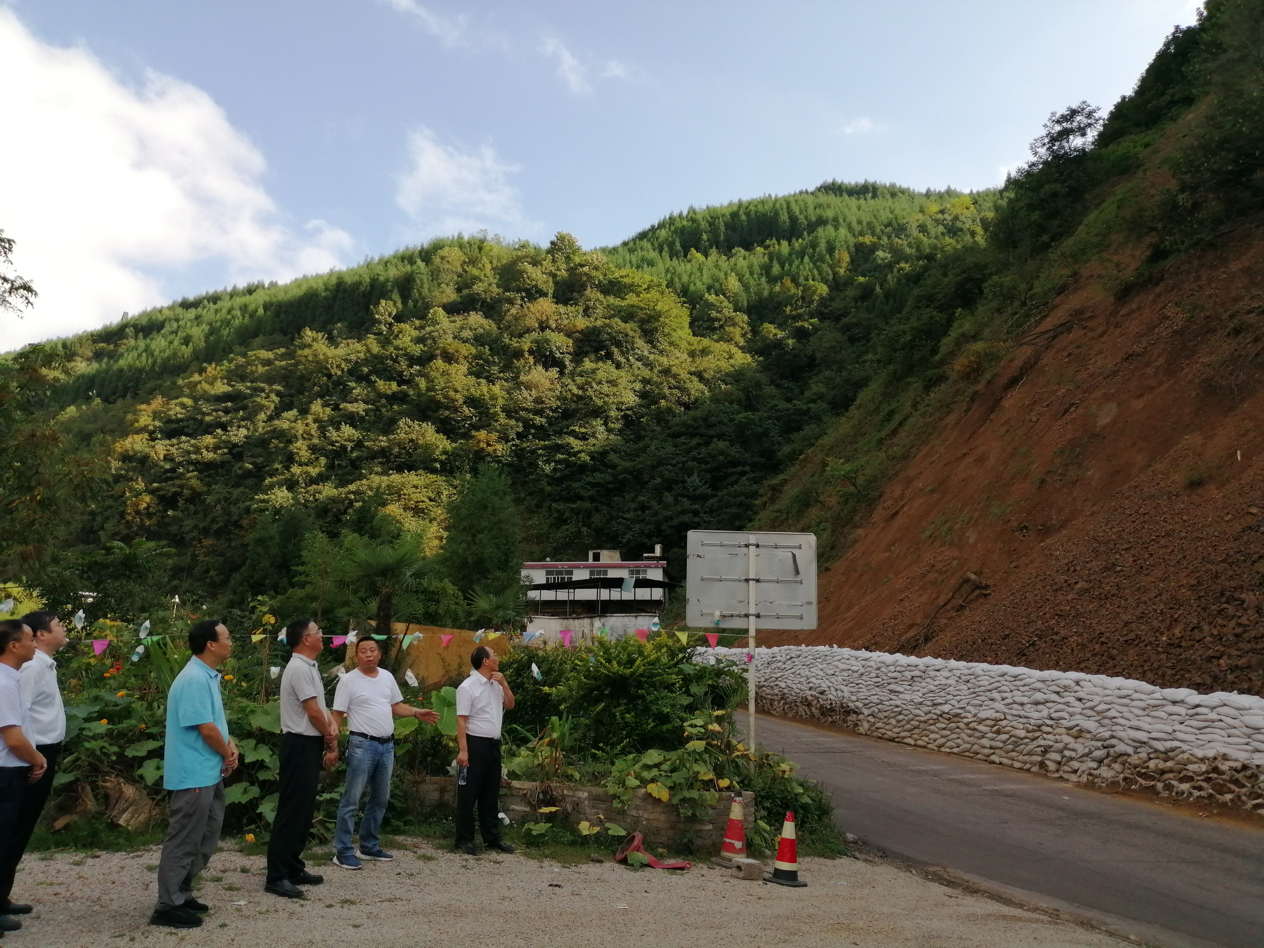 3，六盘水市钟山区德坞街道马落箐村滑坡地灾项目治理现场督导.jpg