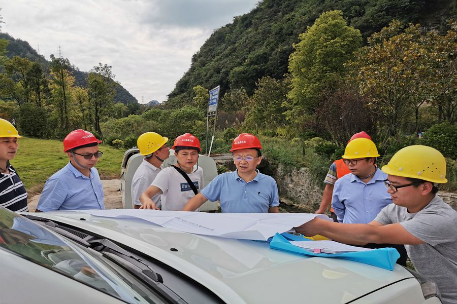 图1.总工程师周琦在项目施工现场作指导_副本