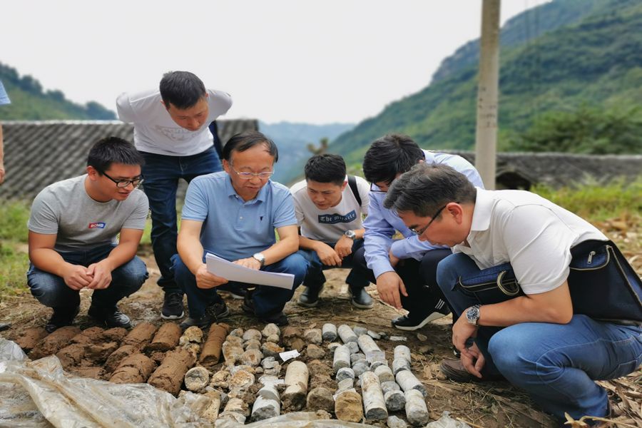 图2.总工程师周琦在项目施工现场作指导