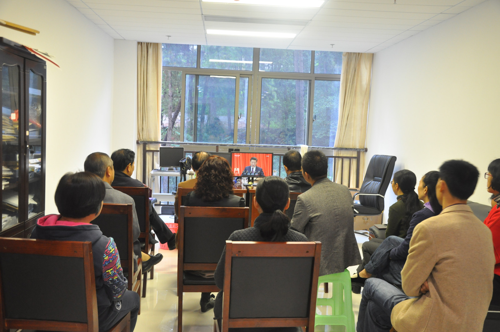 102队第二办公区在商会大厦集中收看十九大.JPG