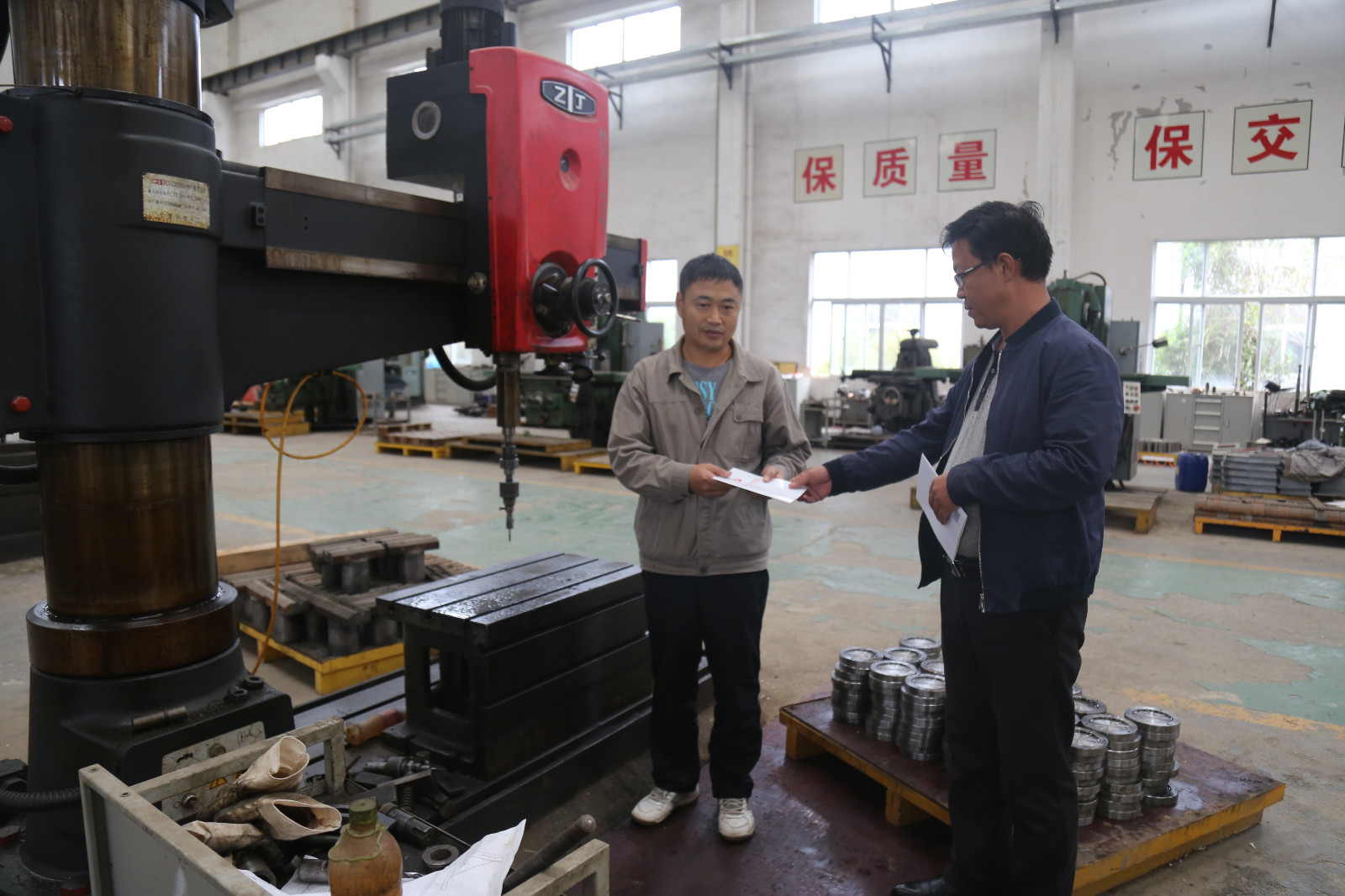 图为装备中心主任方开雄将党章送给一线电工王中衡