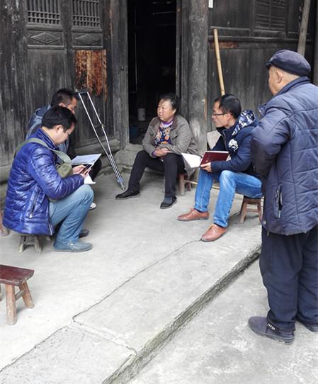 101队同步小康工作组到村入户宣讲党的十九大精神图片2.jpg