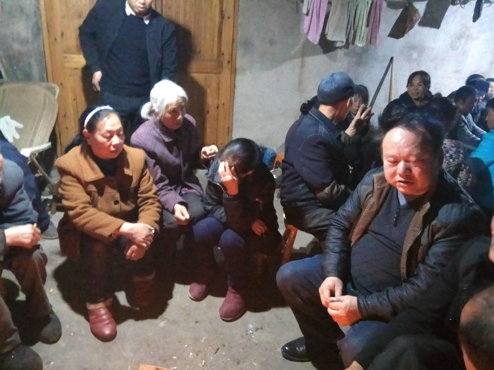 101队同步小康工作组到村入户宣讲党的十九大精神图片1.jpg