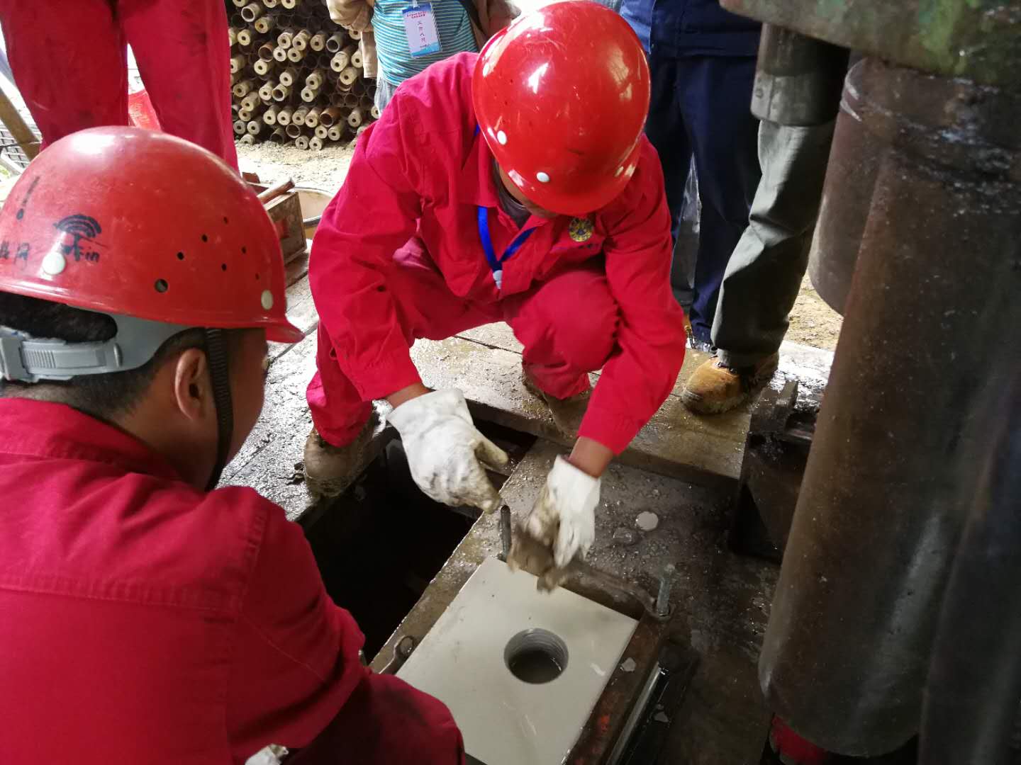 实操比赛现场—钻进岩样2（张宗良  摄）.jpg